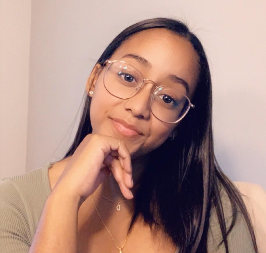 arianna headshot.jpg