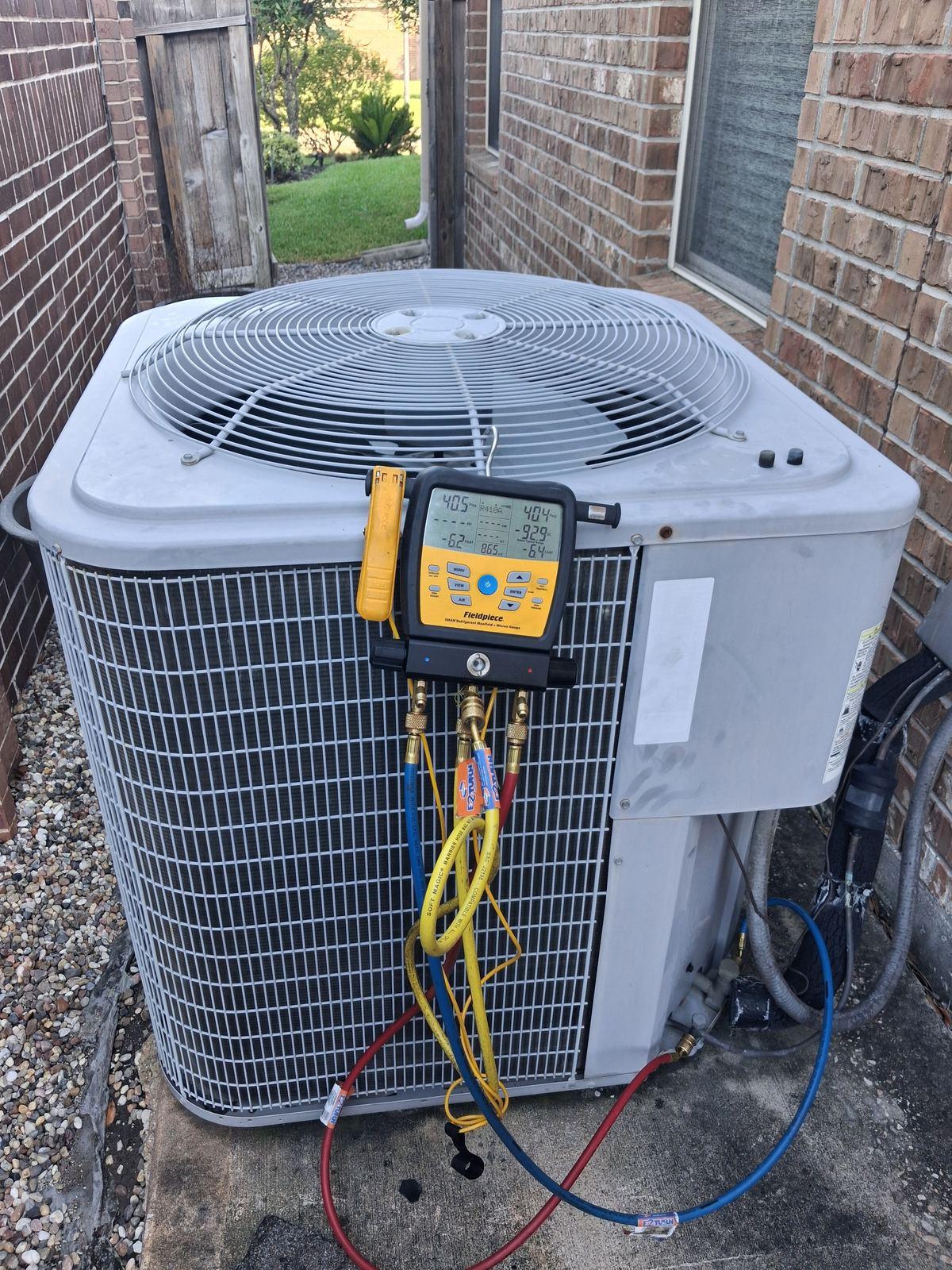 Diagnostic gauge readings on old single-stage AC condenser showing low subcooling in Spring TX