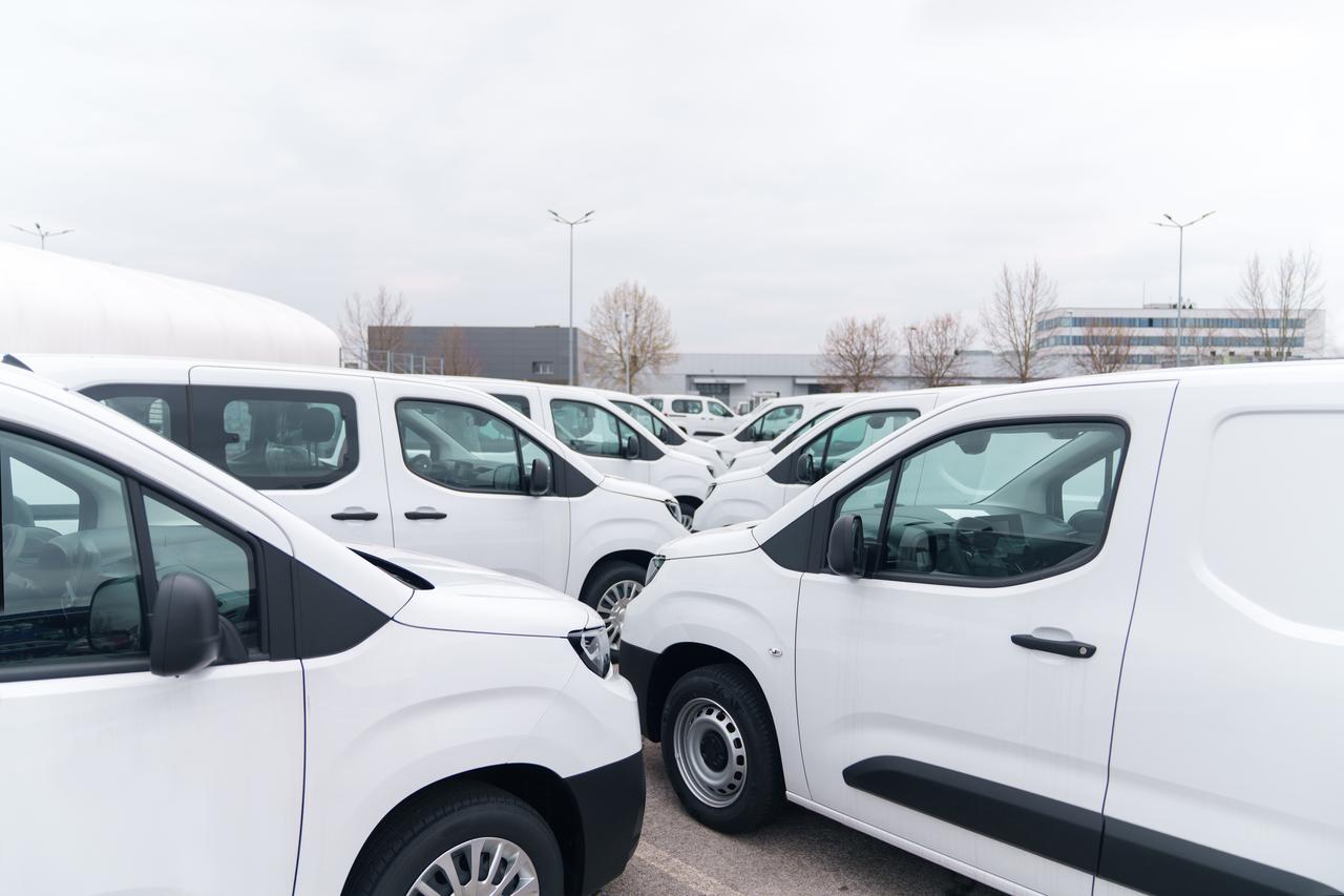 Commercial vehicles glass installation