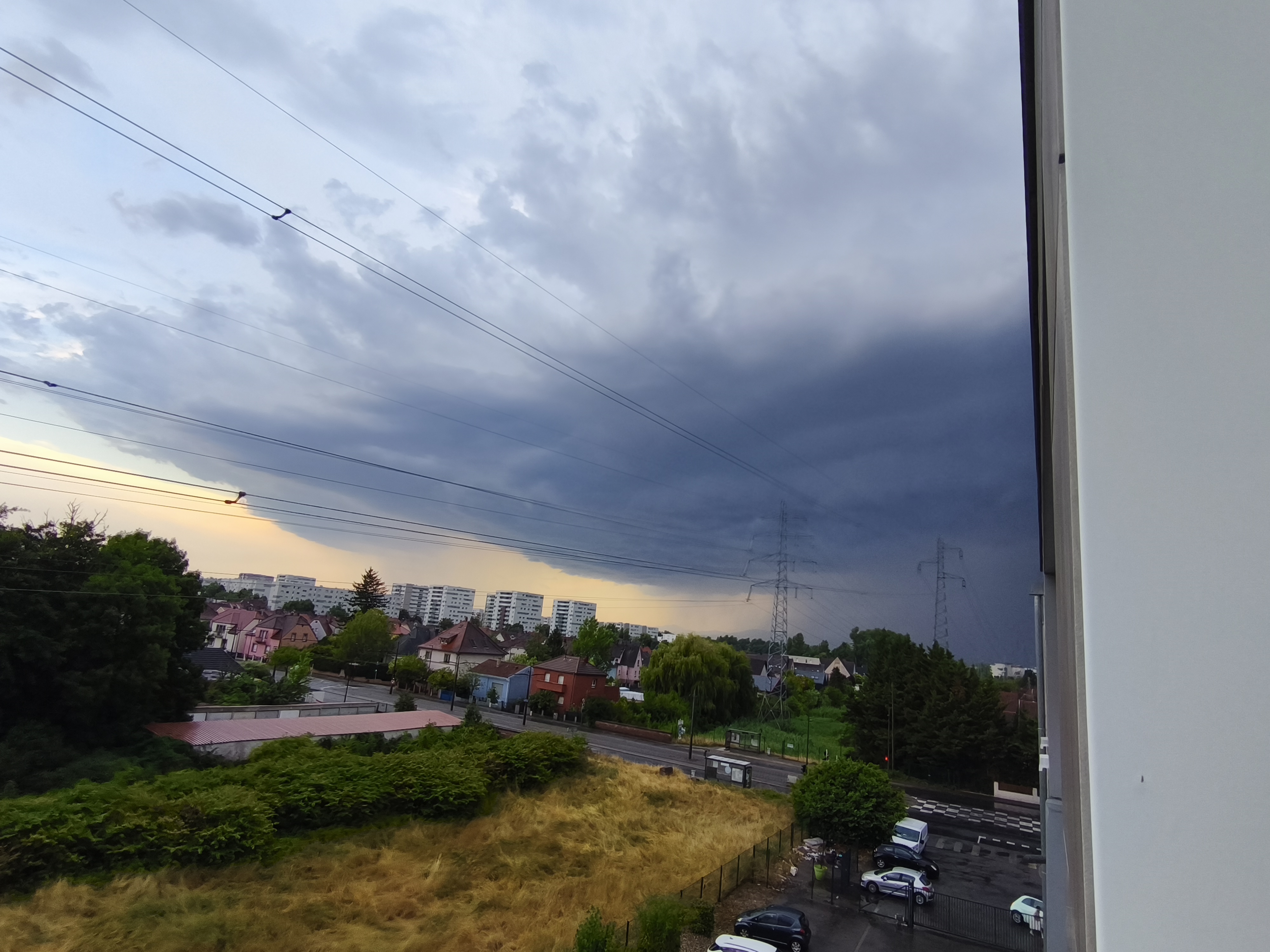 Les nuages courent dans le ciel - cellule orageuse arrive