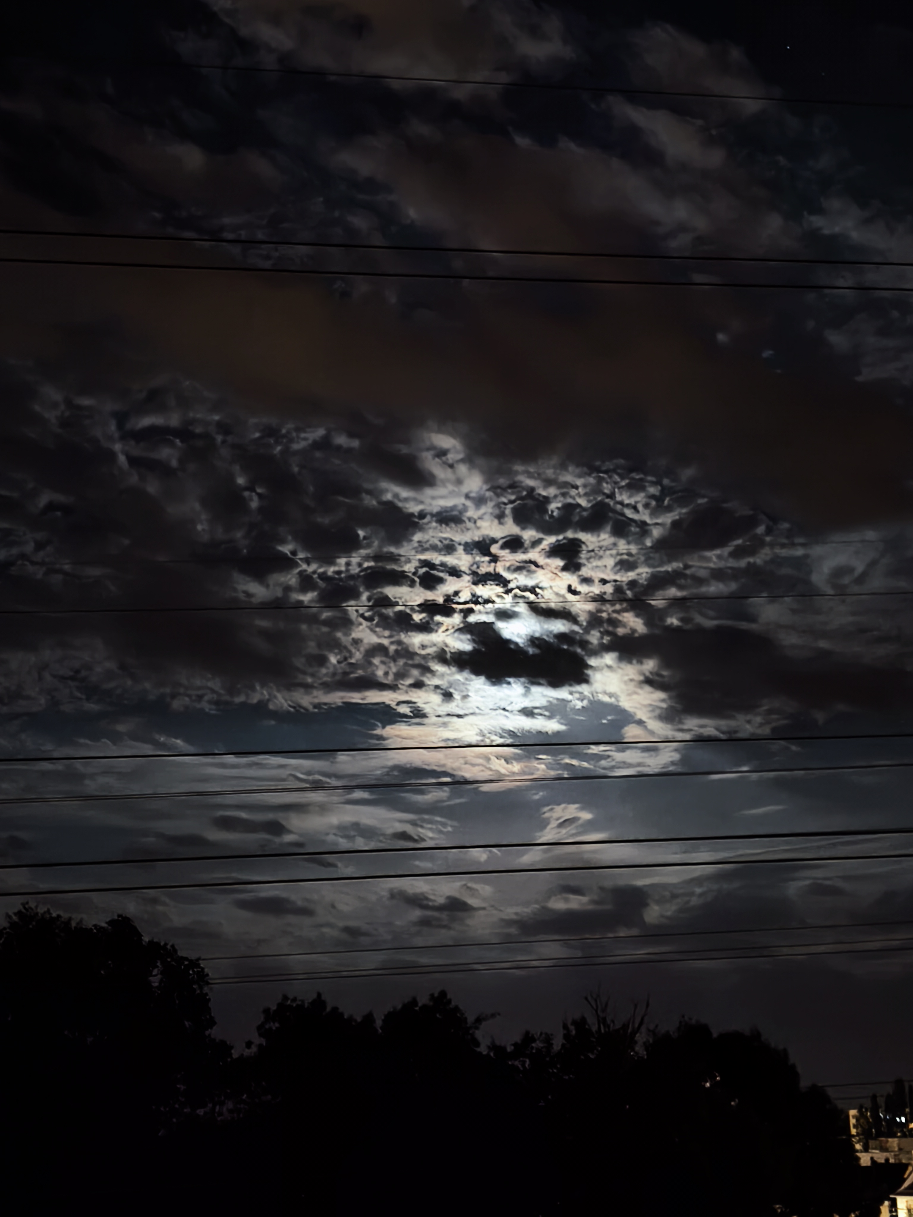 La Lune jouant à cache-cache avec les nuages