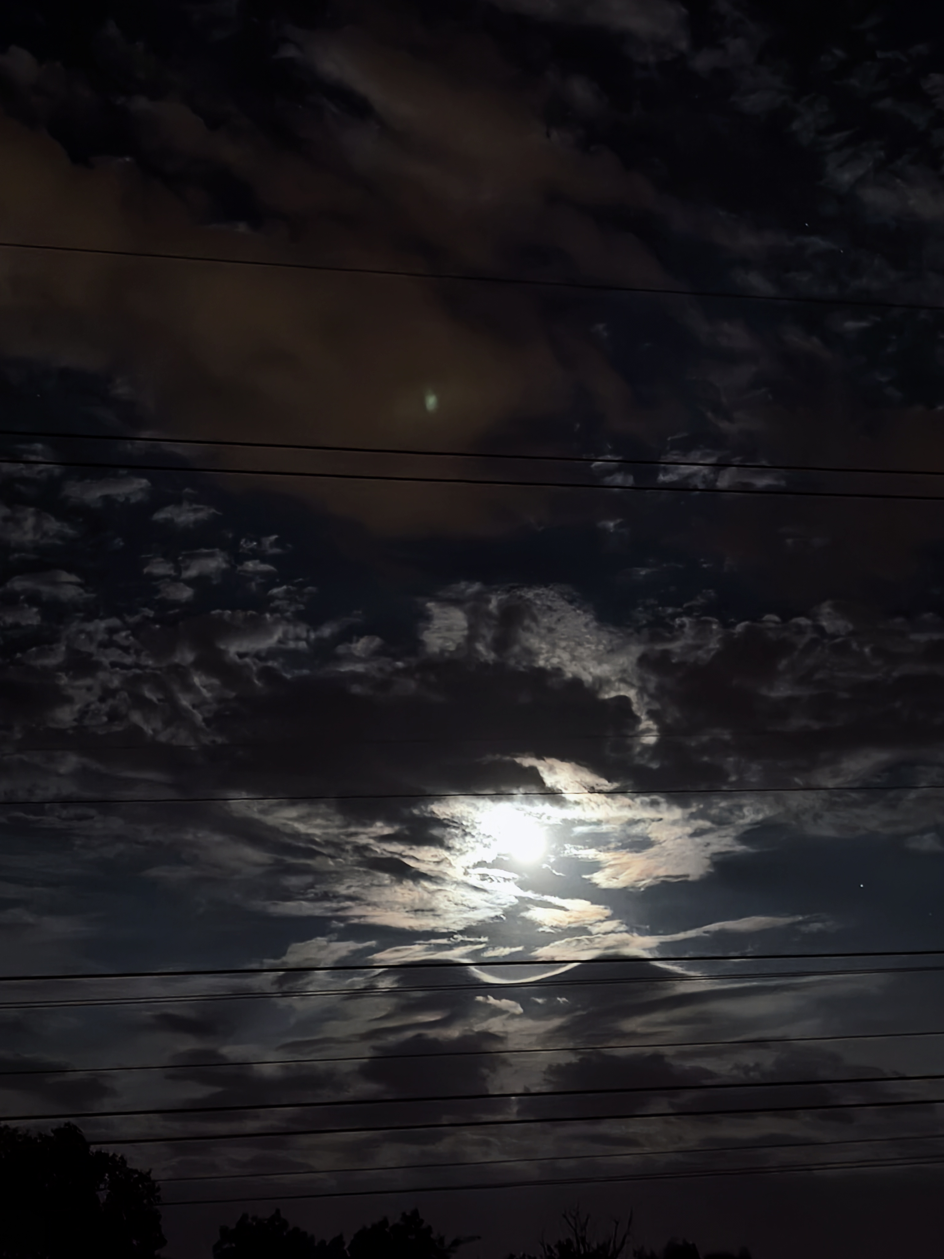 La Lune cachée par les nuages - mystère nocturne