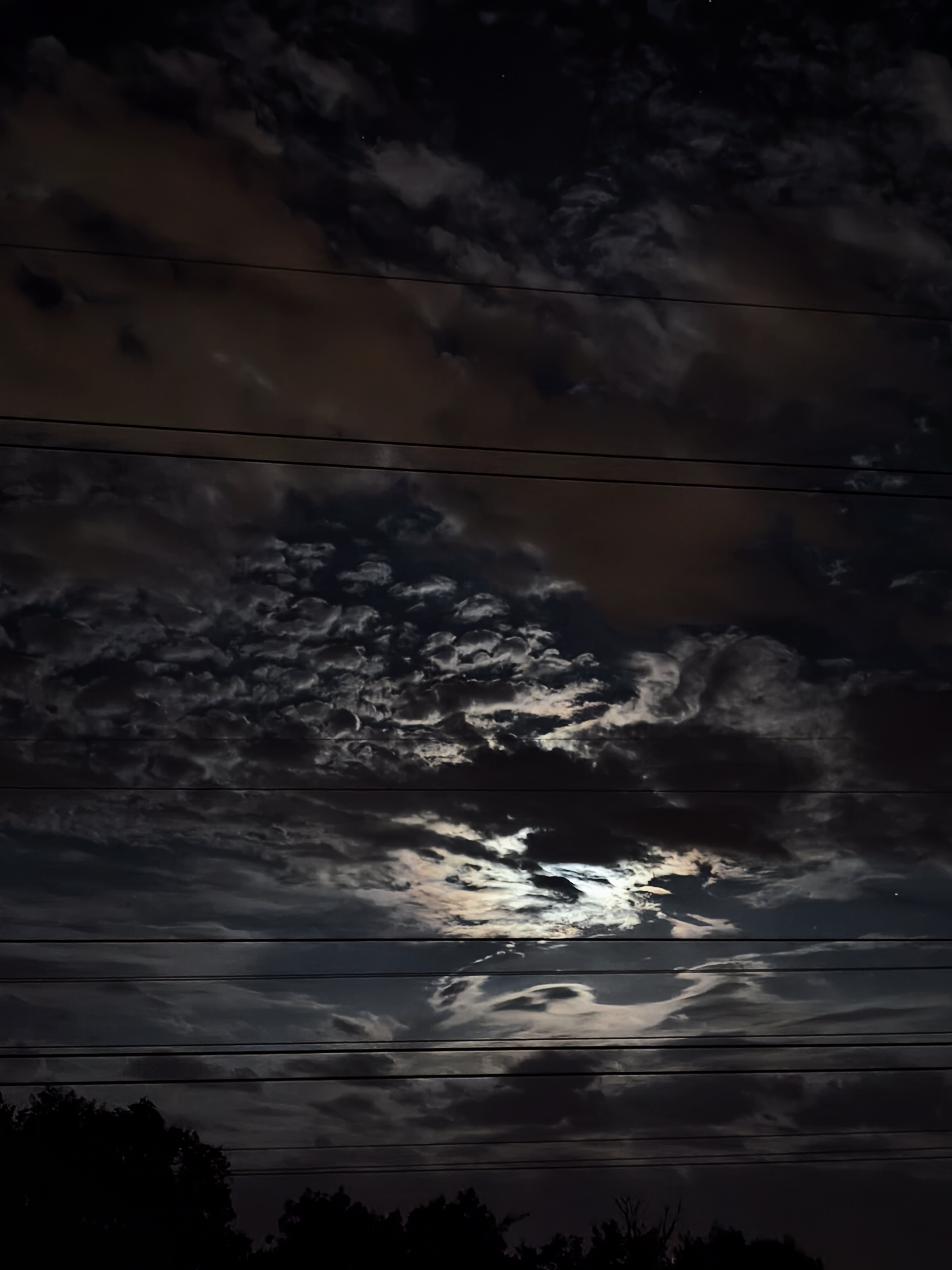 Danse céleste de la Lune et des nuages