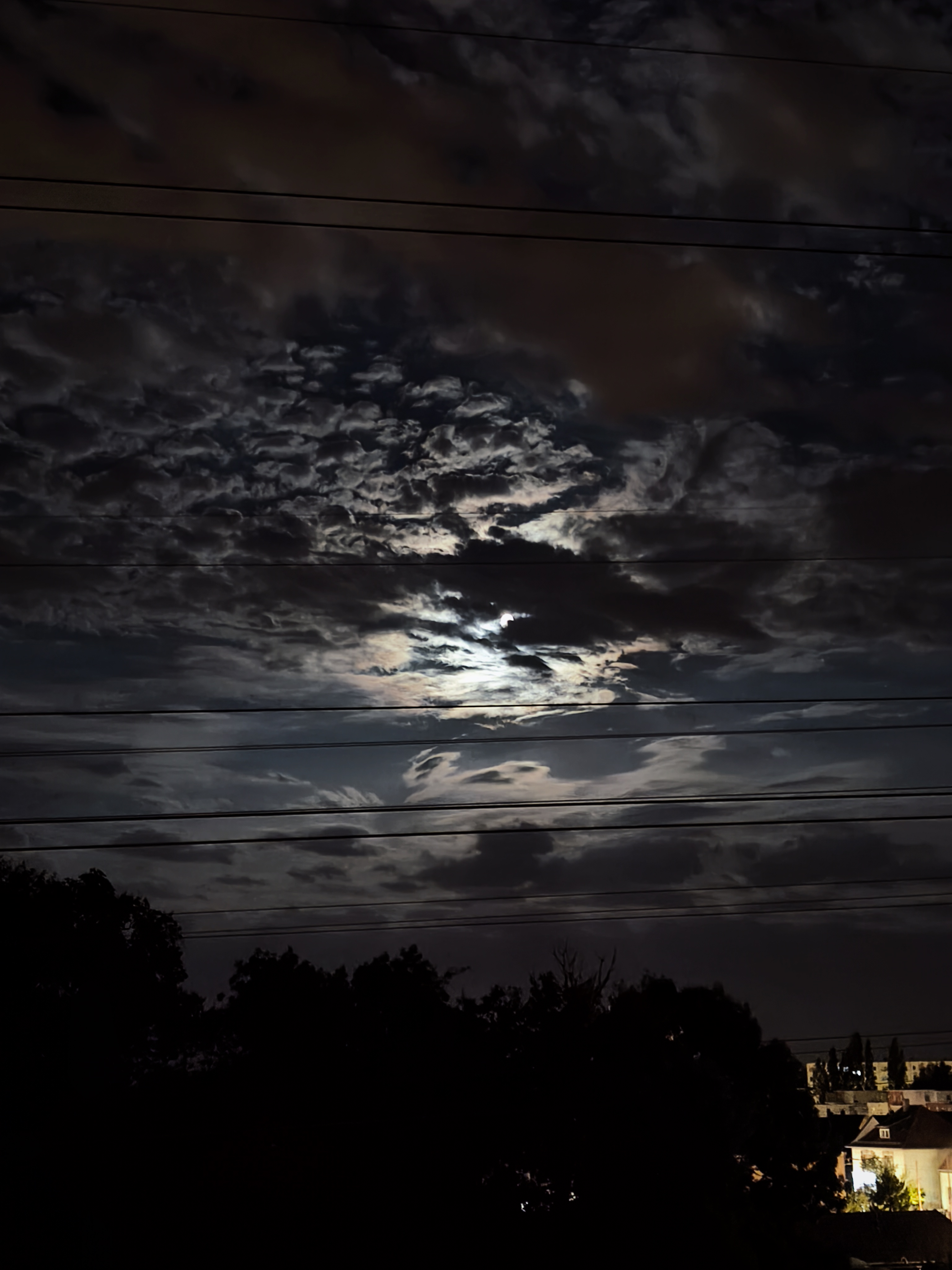 La Lune entre les nuages - moment de révélation