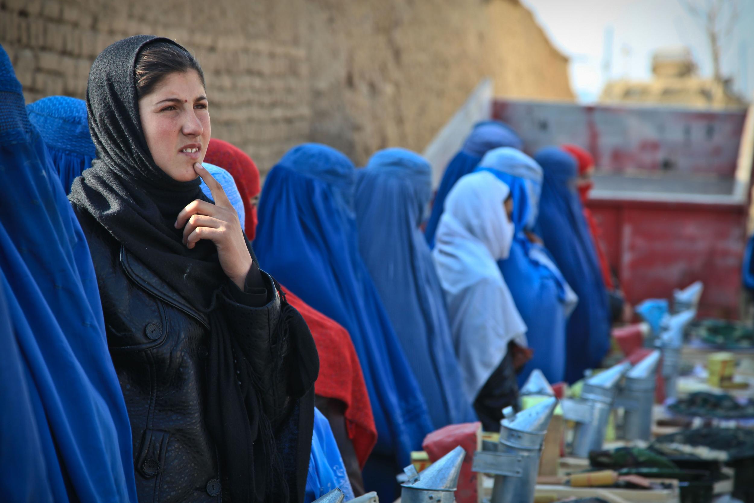 an-afghan-woman-participates-in-the-beekeeping-graduation-5d6f96.jpg