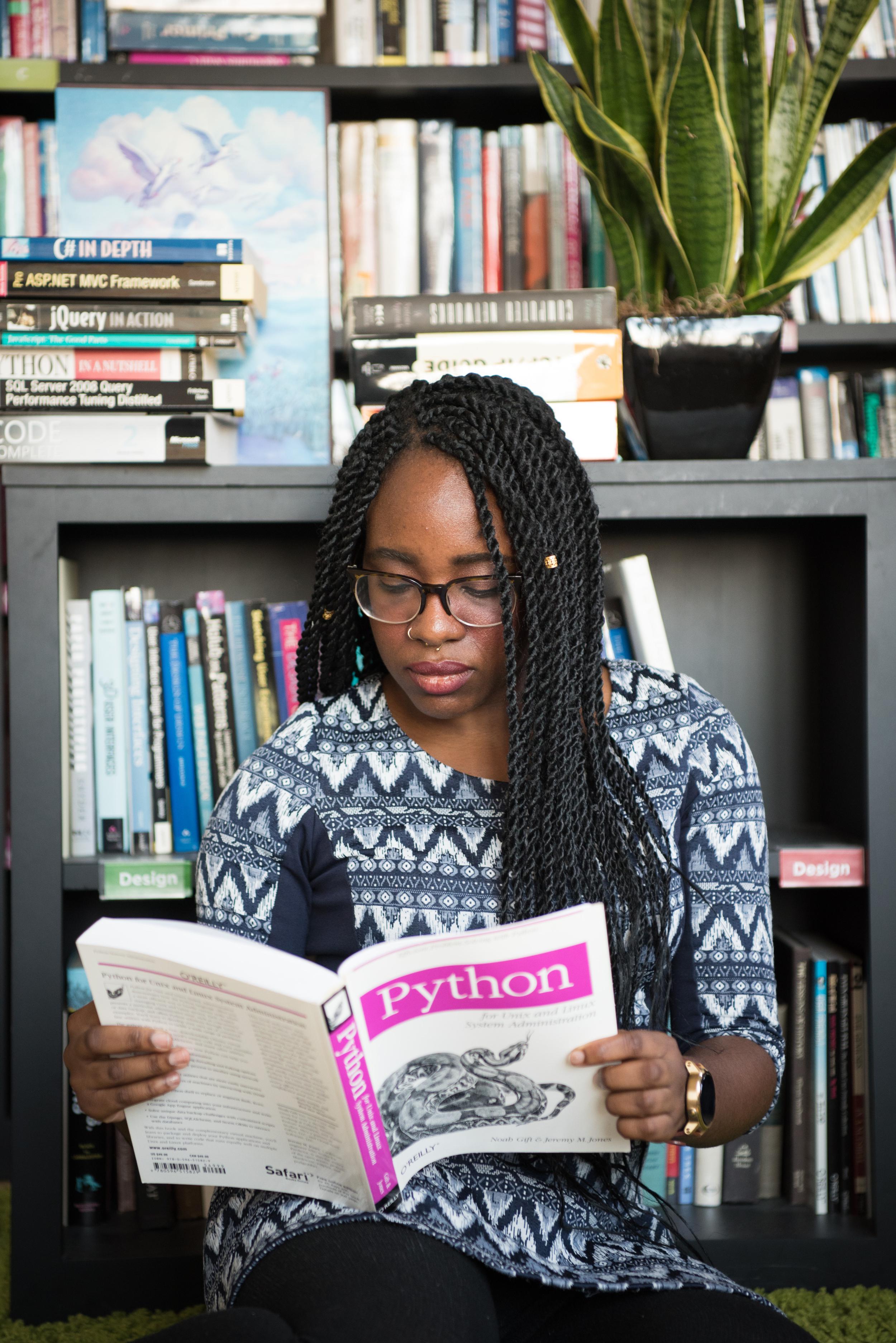 woman-reading-book-1181672.jpg