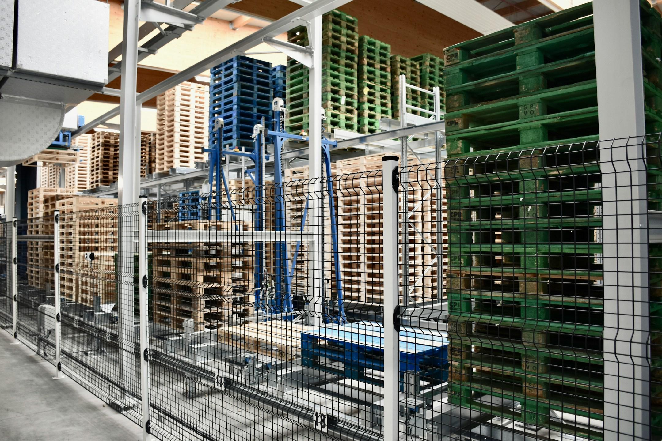 Inside an apple processing company in northern Italy: automatic warehouse and pallet dispatcher