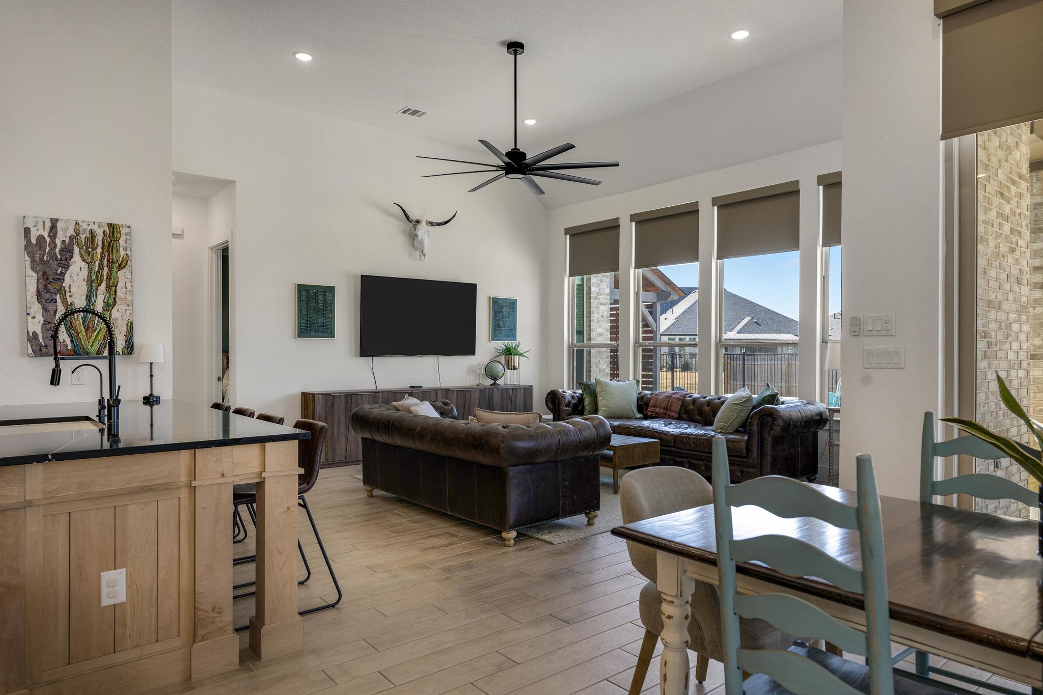 1412 Gifford Park Bulverde - Living room and outdoor flow