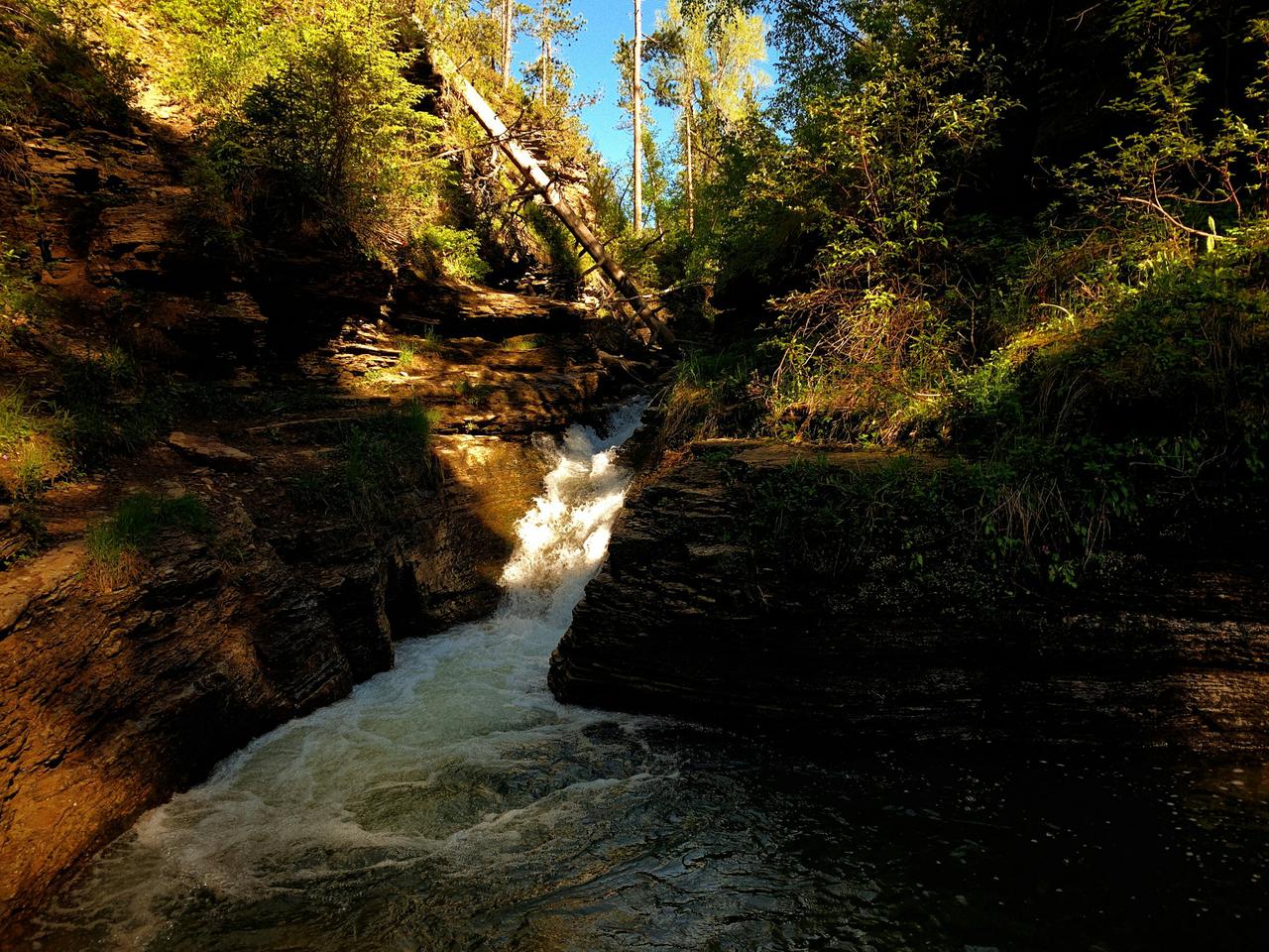 Devil’s Bathtub is one of the most rewarding hikes in Spearfish Canyon.  About a 10-15 minute drive from the stoplight in Spearfish that marks the beginning of the canyon, the entire hike can be done and over within an hour or can be stretched out to last the entire afternoon, depending on your hiking experience.