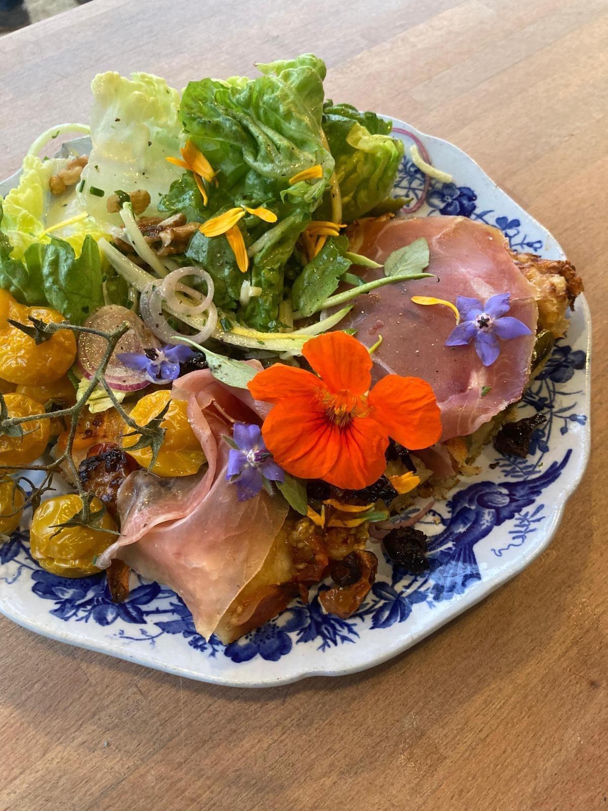 Sélection d'ingrédients frais et légumes de saison cultivés à la Ferme de Boiséon