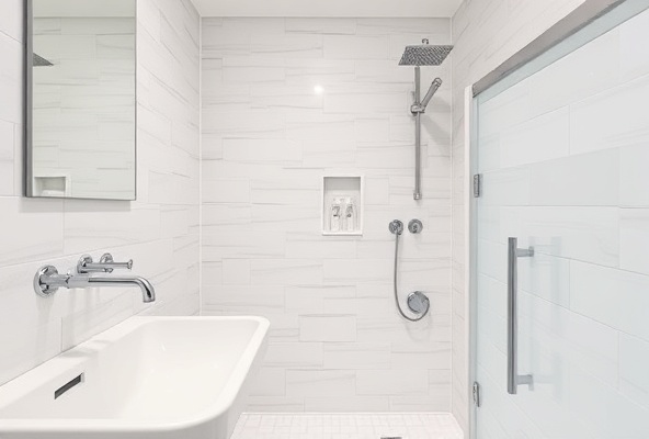 Modernes Badezimmer mit professioneller Installation