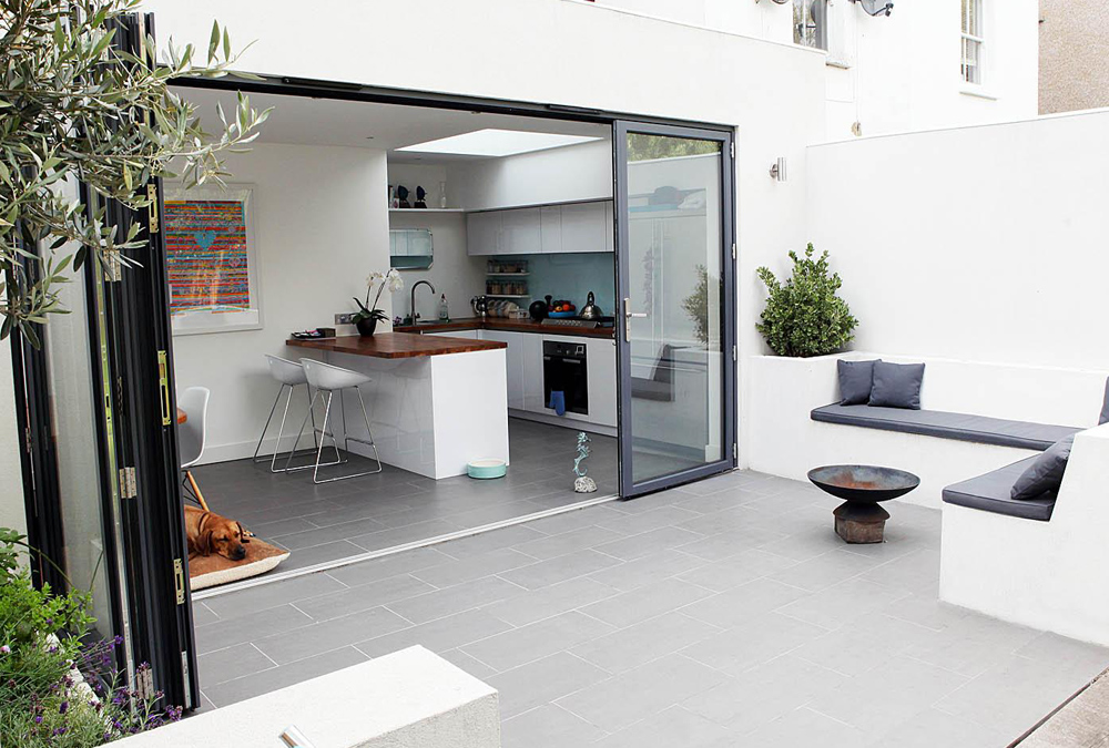 Open-plan extension with modern design