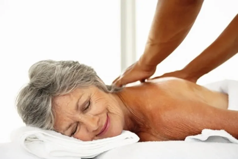 massagem-para-idoso-demencia.webp