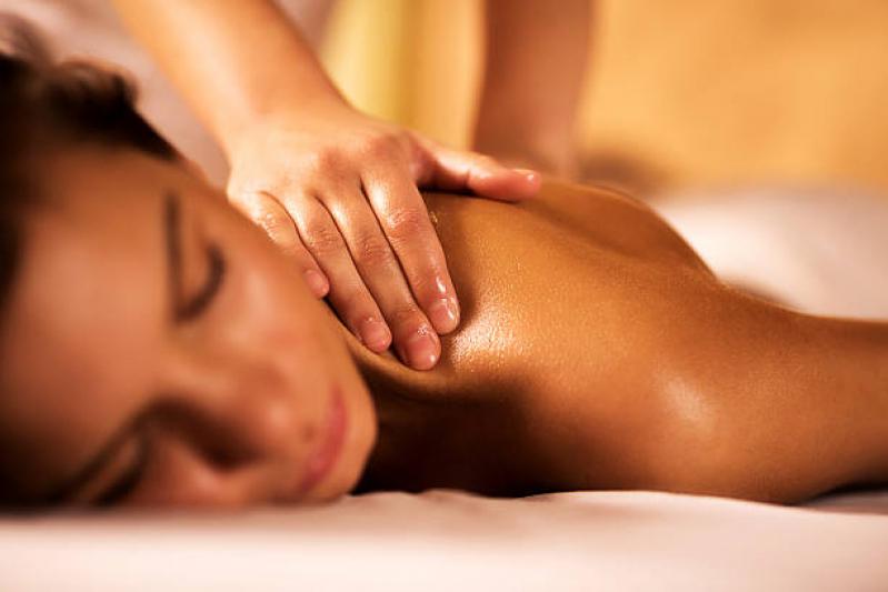 clinica-que-faz-massagem-relaxante-nas-costas.jpg