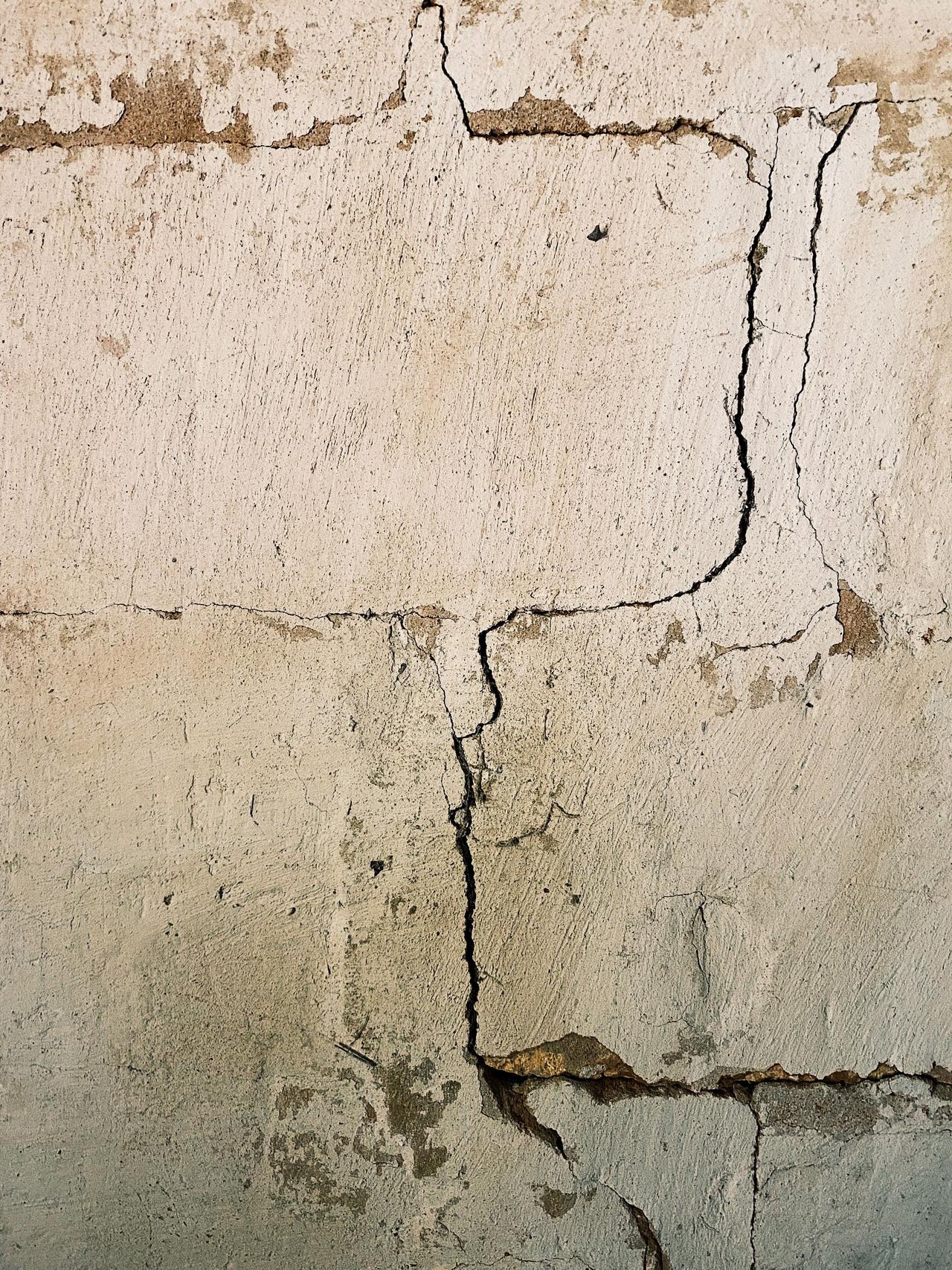 Cracked plaster wall