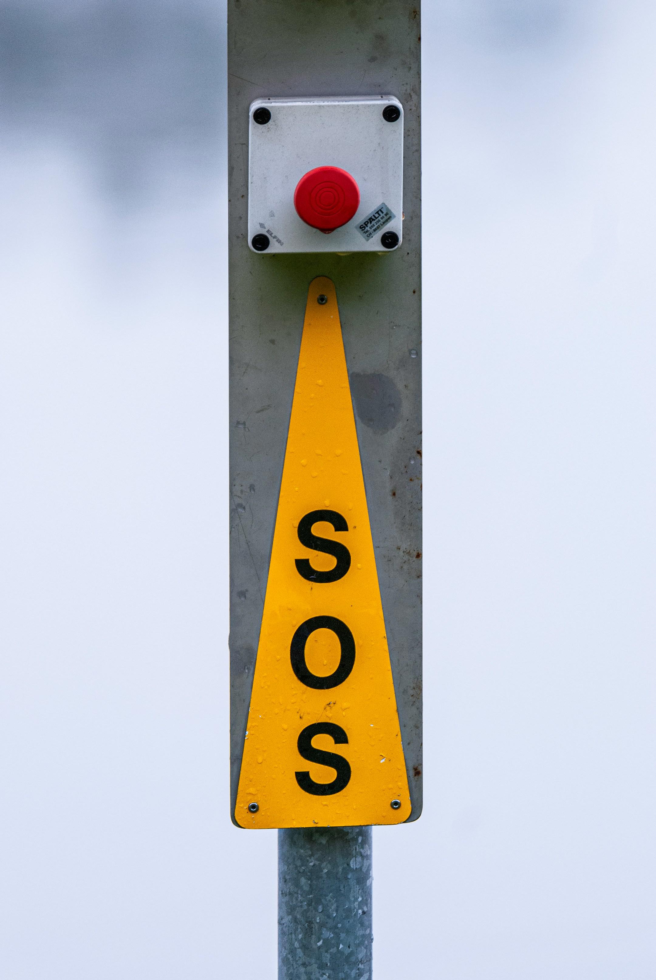 Hilfe! Metallpfosten mit SOS-Beschriftung und rotem Knopf | Help! In case of emergency, press the SOS button