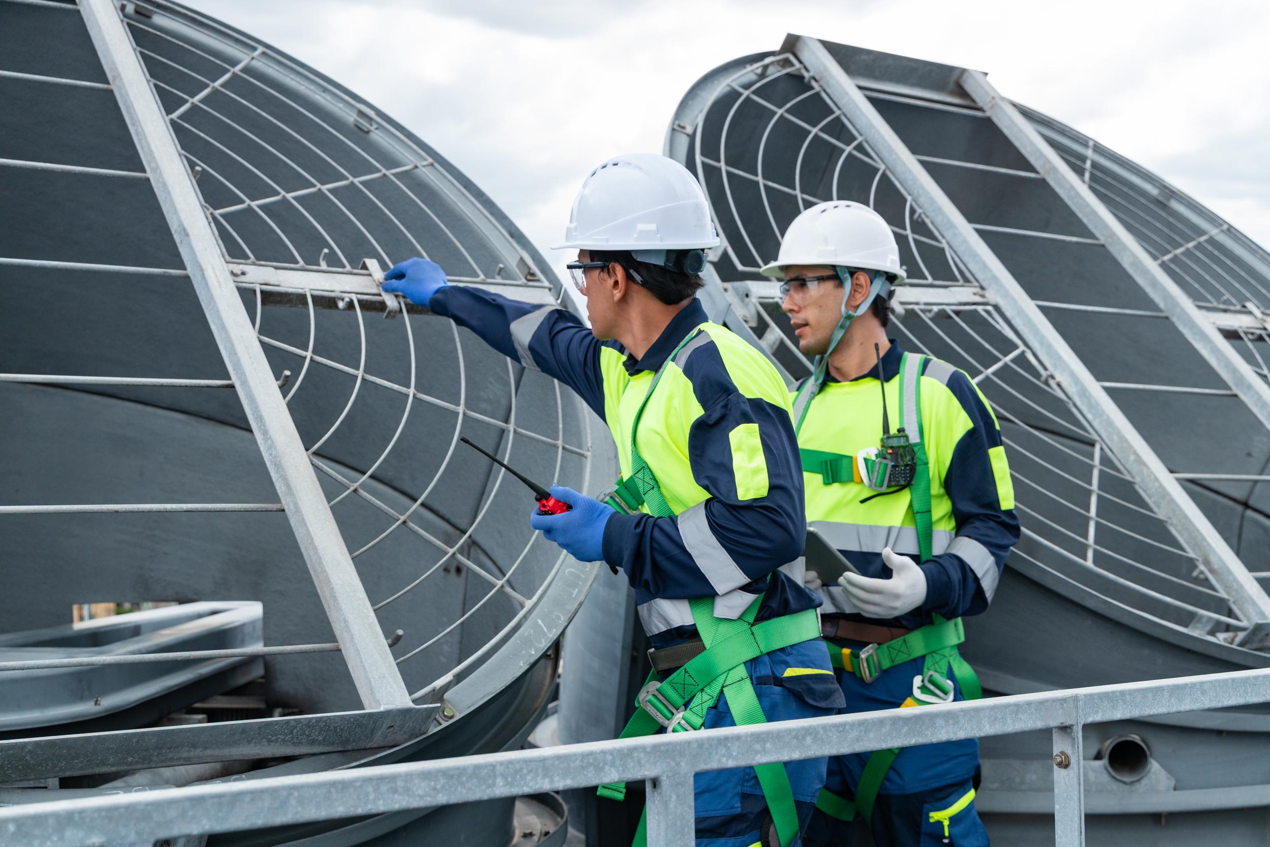 engineers-inspecting-hvac-cooling-systems-on-rooft-2026-01-08-08-14-58-utc.jpg