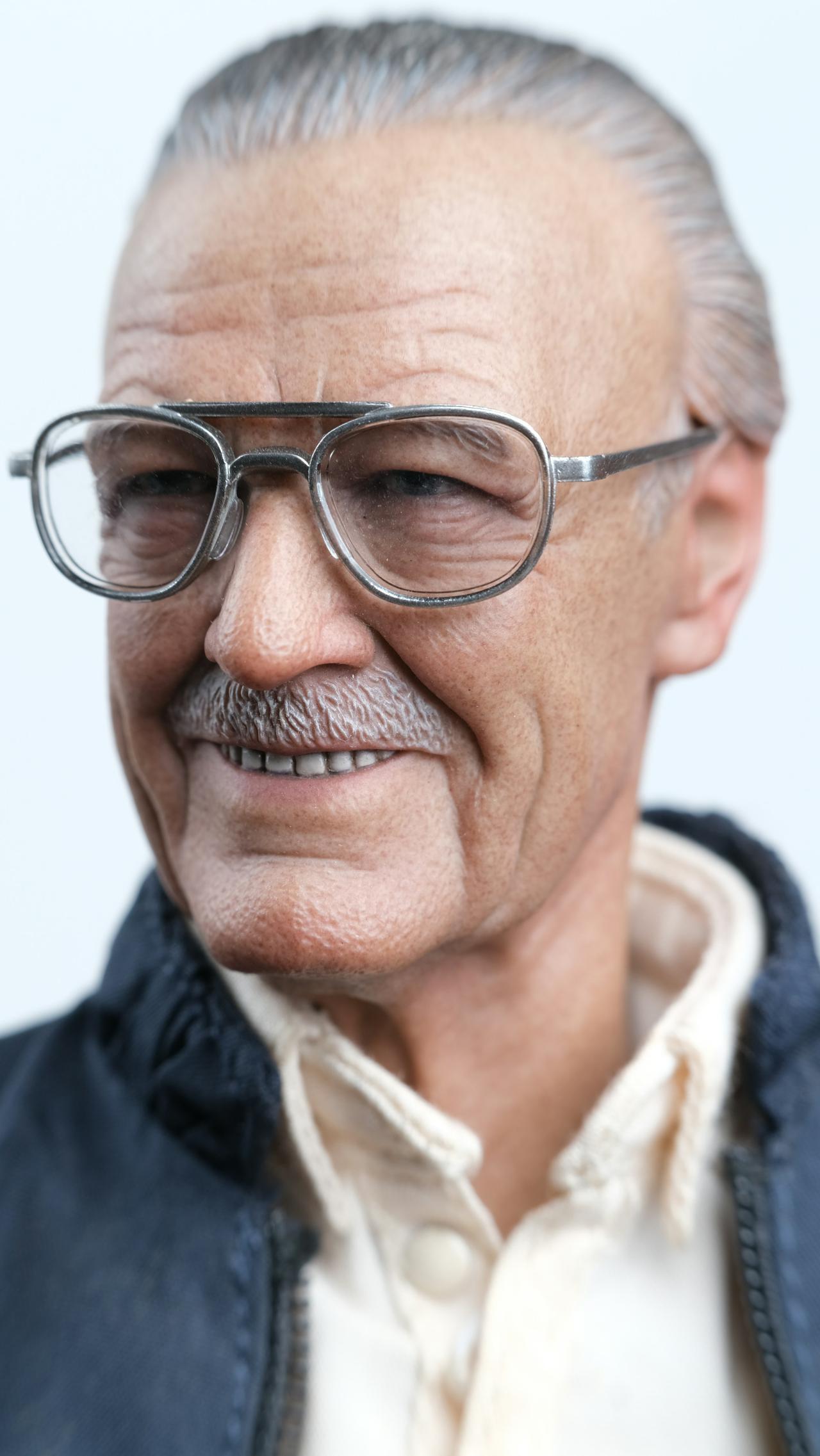 Hot Toys Marvel Stan Lee