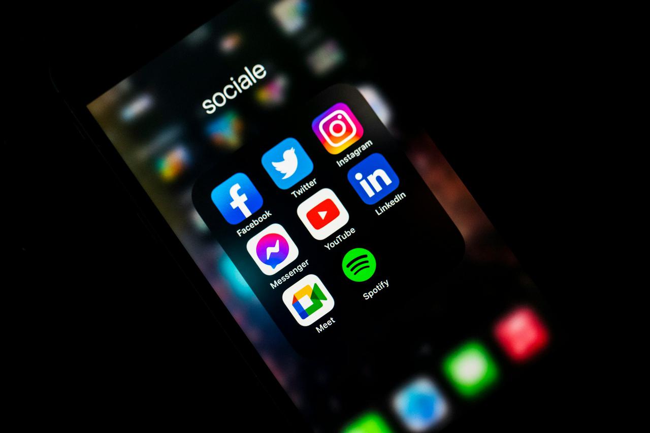 <span style="color:rgb(193, 153, 87)">Social Media Marketing 1</span>