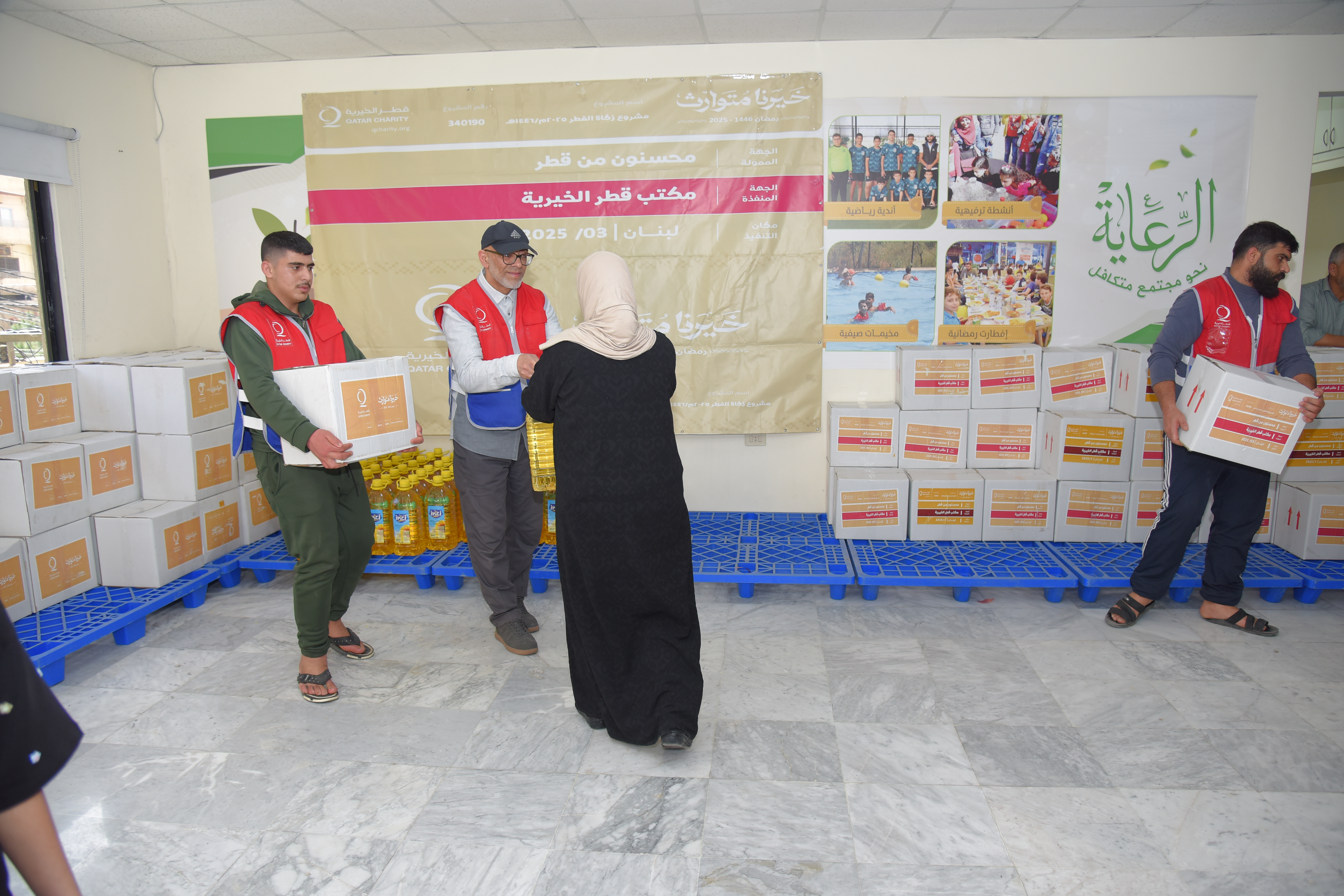 Distribution of food parcels aid