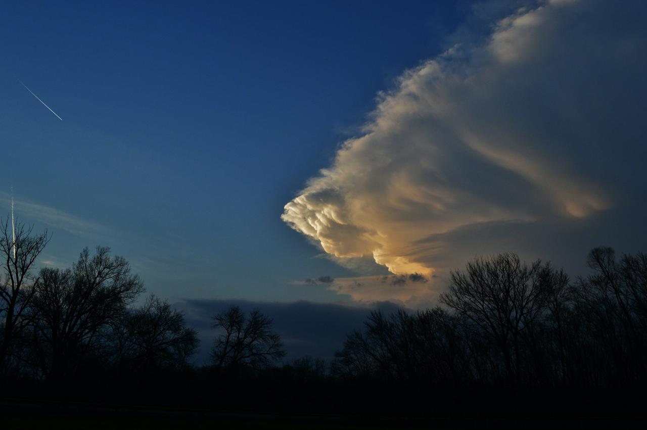 Jets (left) flying around a supercell