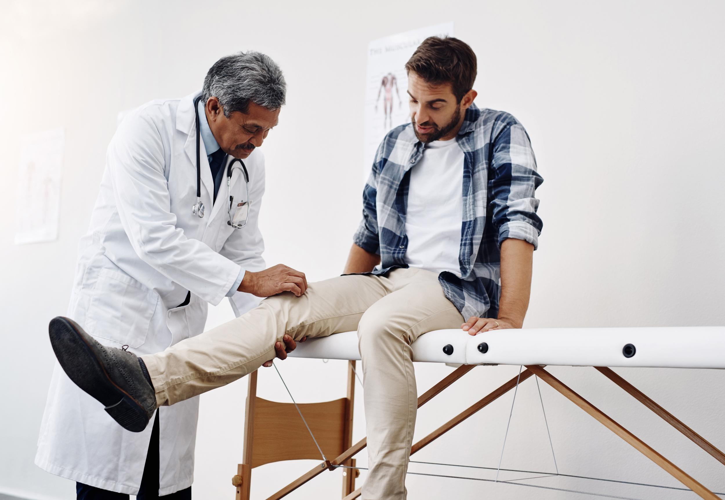 medical-professional-examines-patient-s-knee-in-do-2026-09-24-14-07-52-utc.jpg