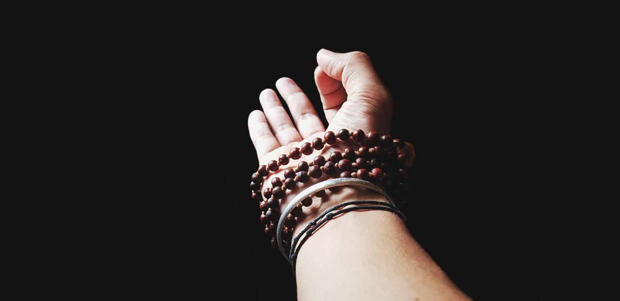  Gyan/Chin Mudra – Gesture of Knowledge :
Gyan Mudra is a powerful mudra practiced by yogis for thousands of years that bring calmness along with spiritual development. It is the most common and highly practiced mudra which enhances the level of air in the body. 