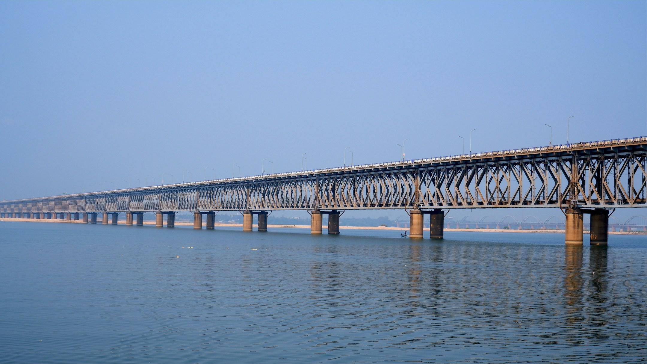 It is Asia’s third-largest road cum railway bridge crossing over the beautiful River Godavari located in Rajahmundry, Andhra Pradesh. The bridge is 4.1km long and was commissioned by the South Central Railway division of Indian railways. Its construction began in early 1970 by Braithwaite, Burn, and Jessop Construction Company and was inaugurated by the then President of India, Fakhruddin Ali Ahmed in 1974.
