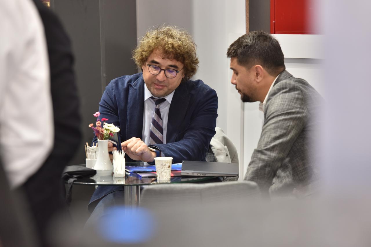 Treffen und Gespräche mit Vertretern von Varmeks auf der Messe ISK-SODEX 2025.