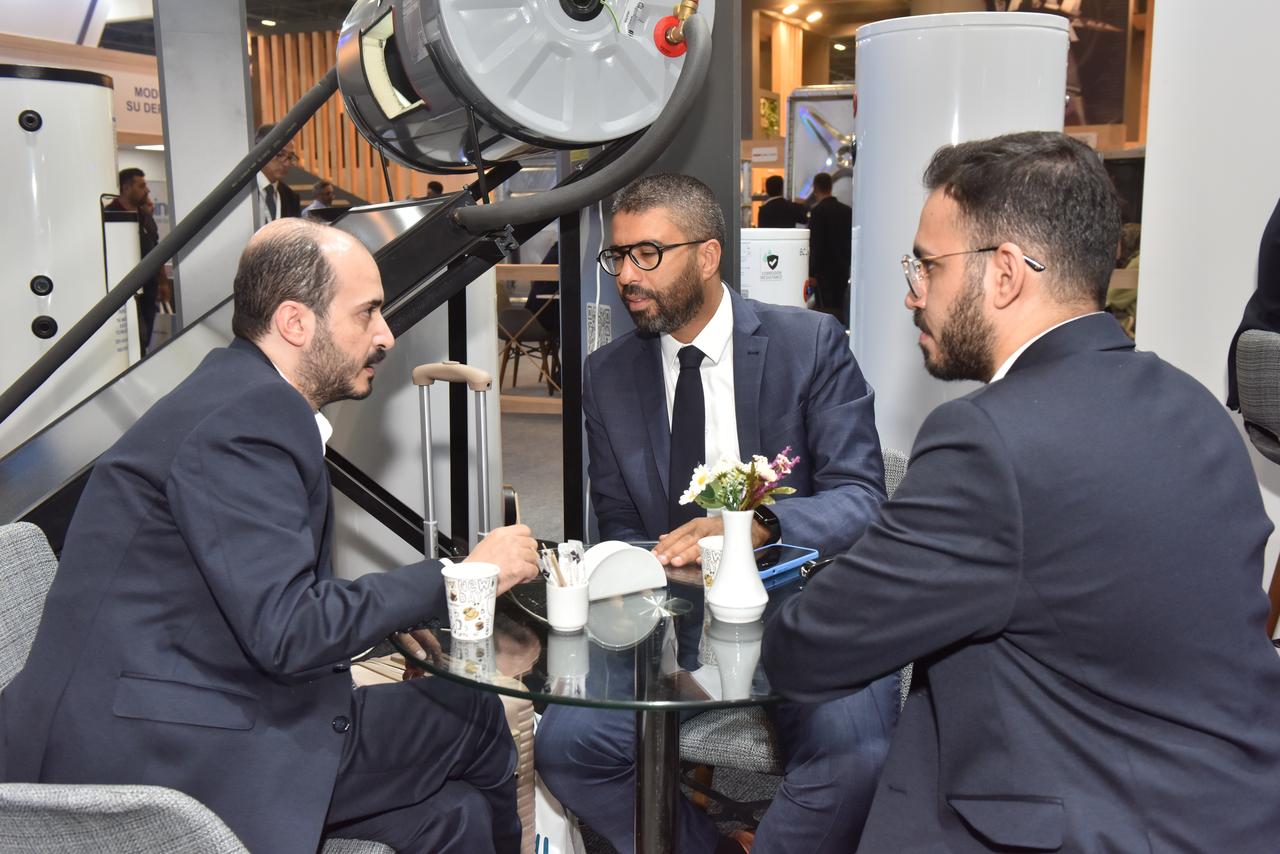 Eine professionelle Besprechungsumgebung während eines Geschäftstreffens am Stand von Varmeks auf der Messe ISK-SODEX 2025.