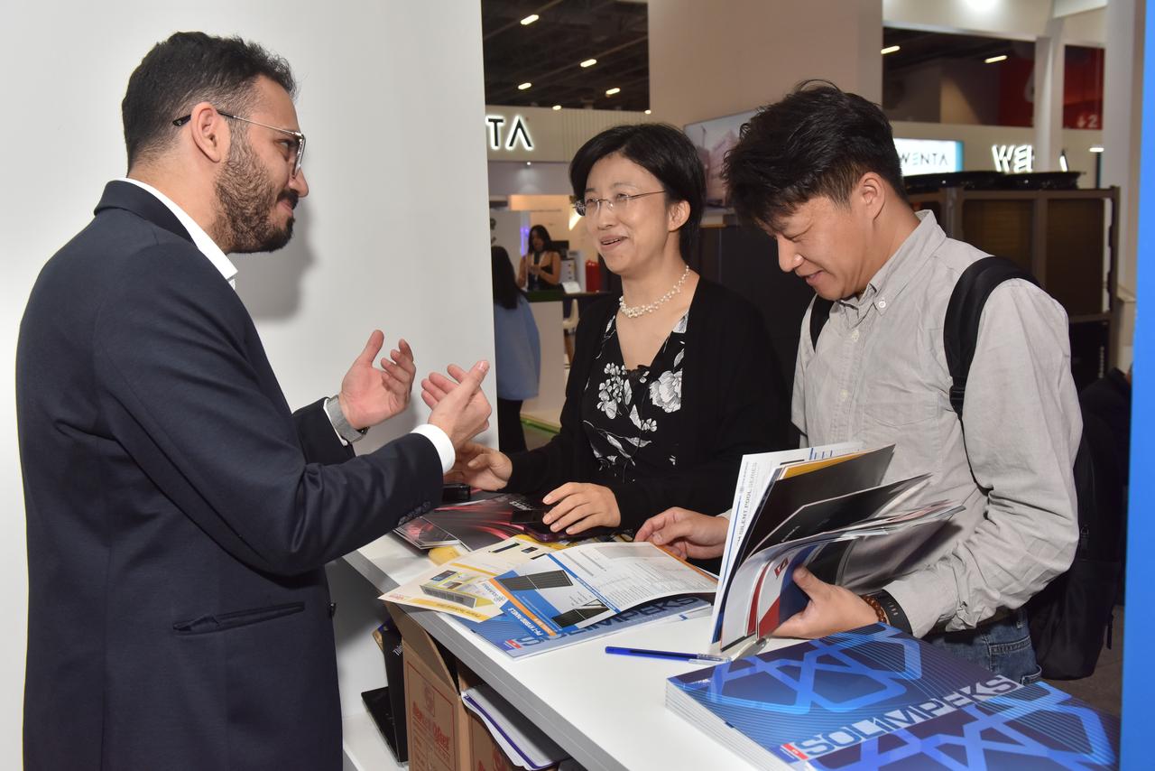 Produktpräsentationsgespräch zwischen einem Vertreter von Varmeks und einem Besucher auf der Messe ISK-SODEX 2025.
