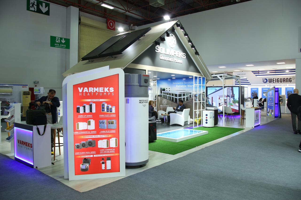 Auf der Messe ISK-SODEX 2023 wurde ein Demohaus-Stand präsentiert, auf dem Produkte von Varmeks Heat Pumps und Solimpeks gemeinsam ausgestellt wurden.