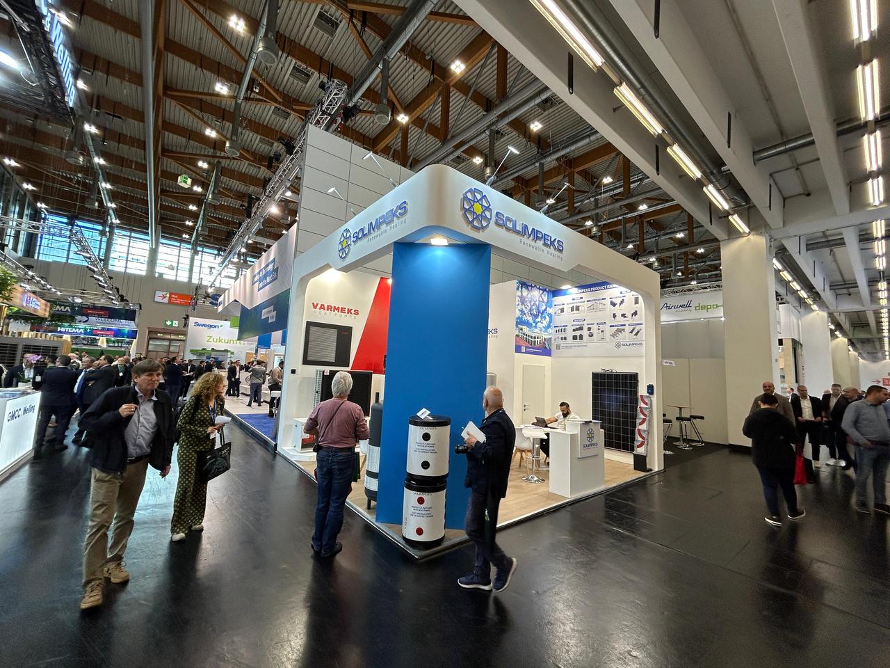 Internationaler Stand für Energietechnologien, auf dem die Marken Solimpeks und Varmeks auf einer Messe im Ausland präsentiert wurden.