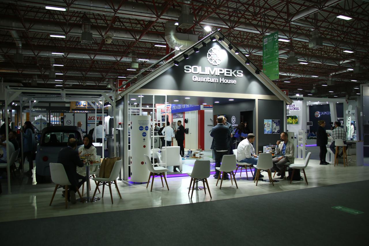 Innenansicht des Standes von Solimpeks Quantum House auf der Messe ISK-SODEX 2023.