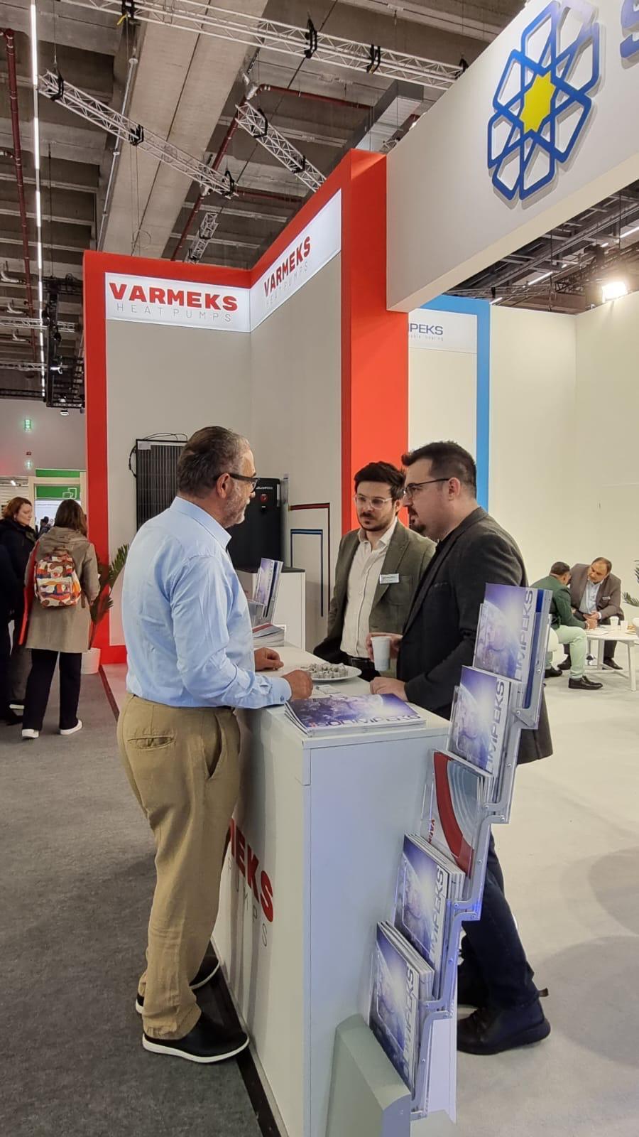 Produktpräsentation und technische Gespräche mit internationalen Besuchern am Stand von Varmeks.