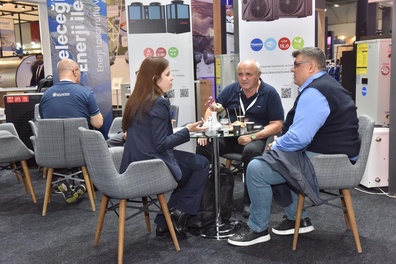 Die Teams von Varmeks und Solimpeks treffen sich auf der Messe ISK-SODEX 2025 mit Besuchern.
