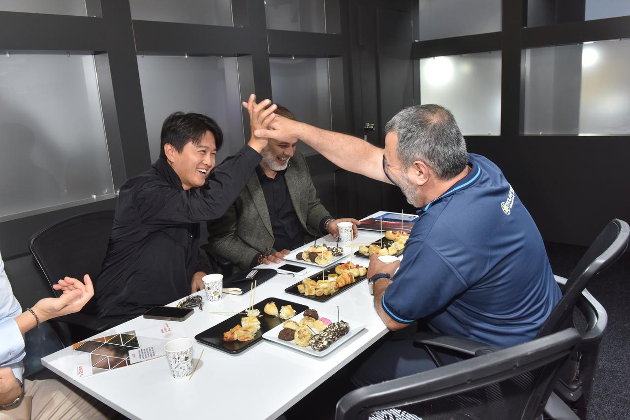 A friendly luncheon meeting with visitors at the Varmeks stand at the ISK-SODEX 2025 fair.