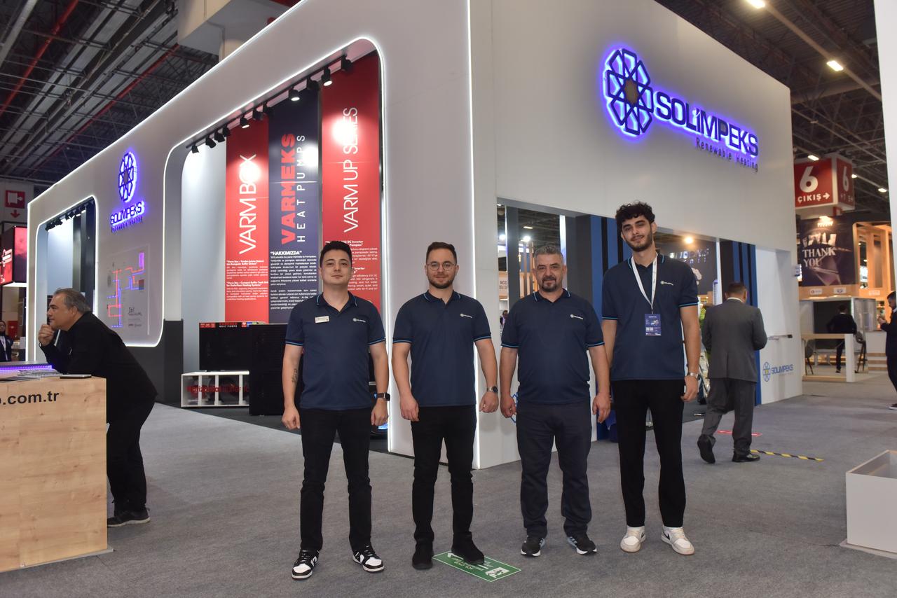 ISK-SODEX 2025 fuarında Solimpeks standı önünde Varmeks ve Solimpeks ekibi toplu fotoğraf çekiminde.