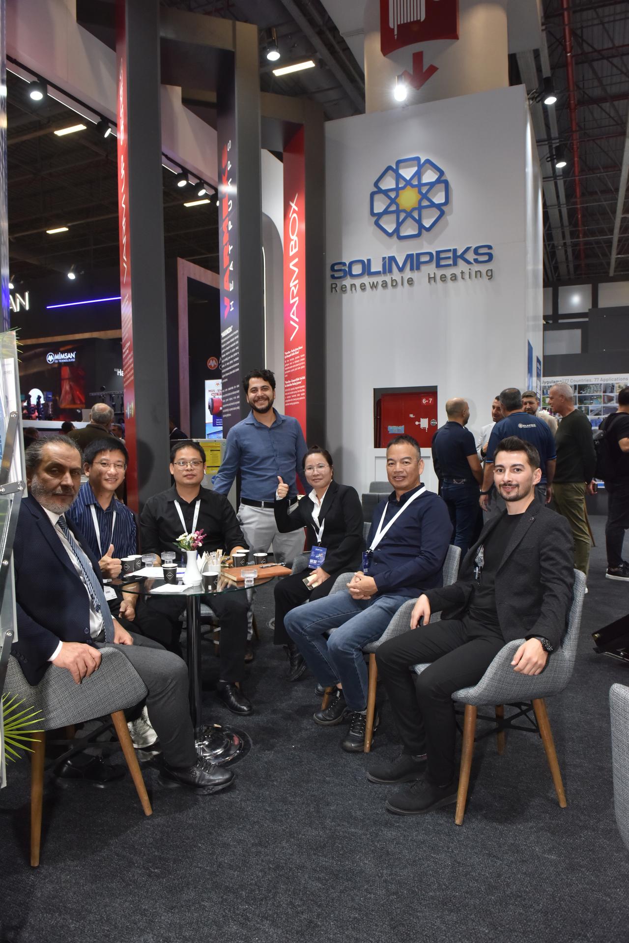 Group photo with international visitors at the Solimpeks and Varmeks booth at the ISK-SODEX 2025 fair.