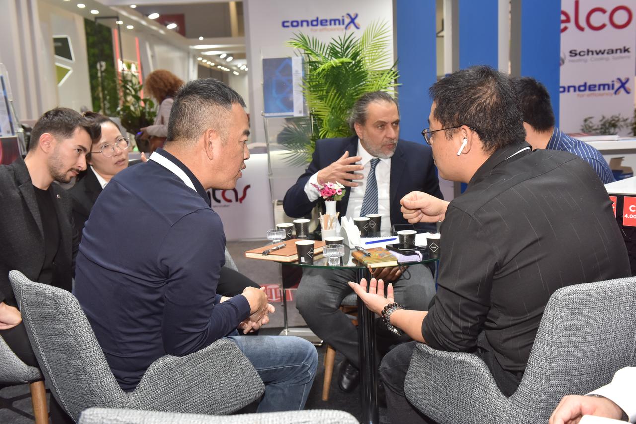Meeting and business discussions between Varmeks representatives and visitors at the ISK-SODEX 2025 fair.