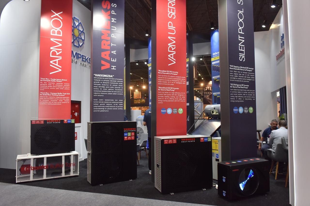 Varm Up series heat pumps exhibited at the Varmeks Heat Pumps stand at the ISK-SODEX 2025 fair.
