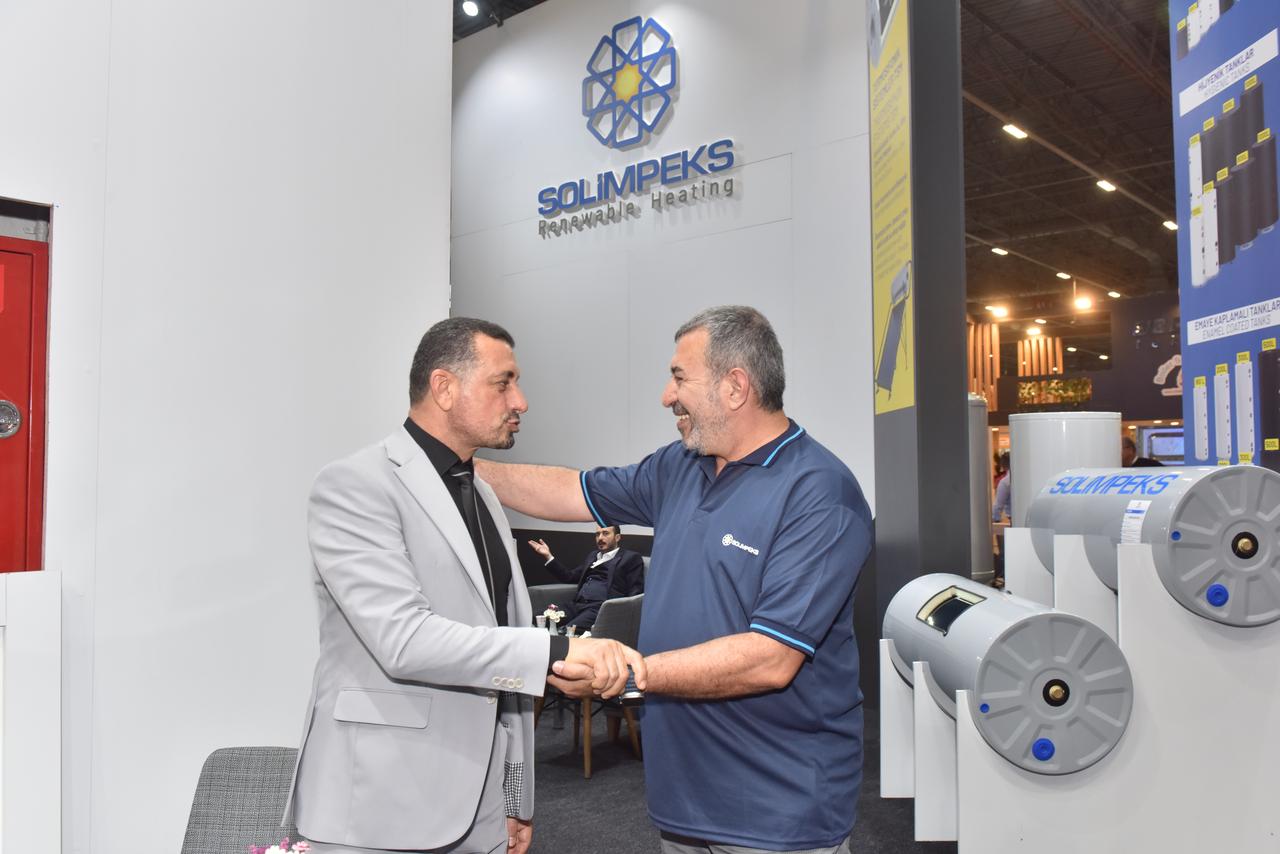 A cordial business meeting and handshake at the Solimpeks booth during the ISK-SODEX 2025 trade fair.