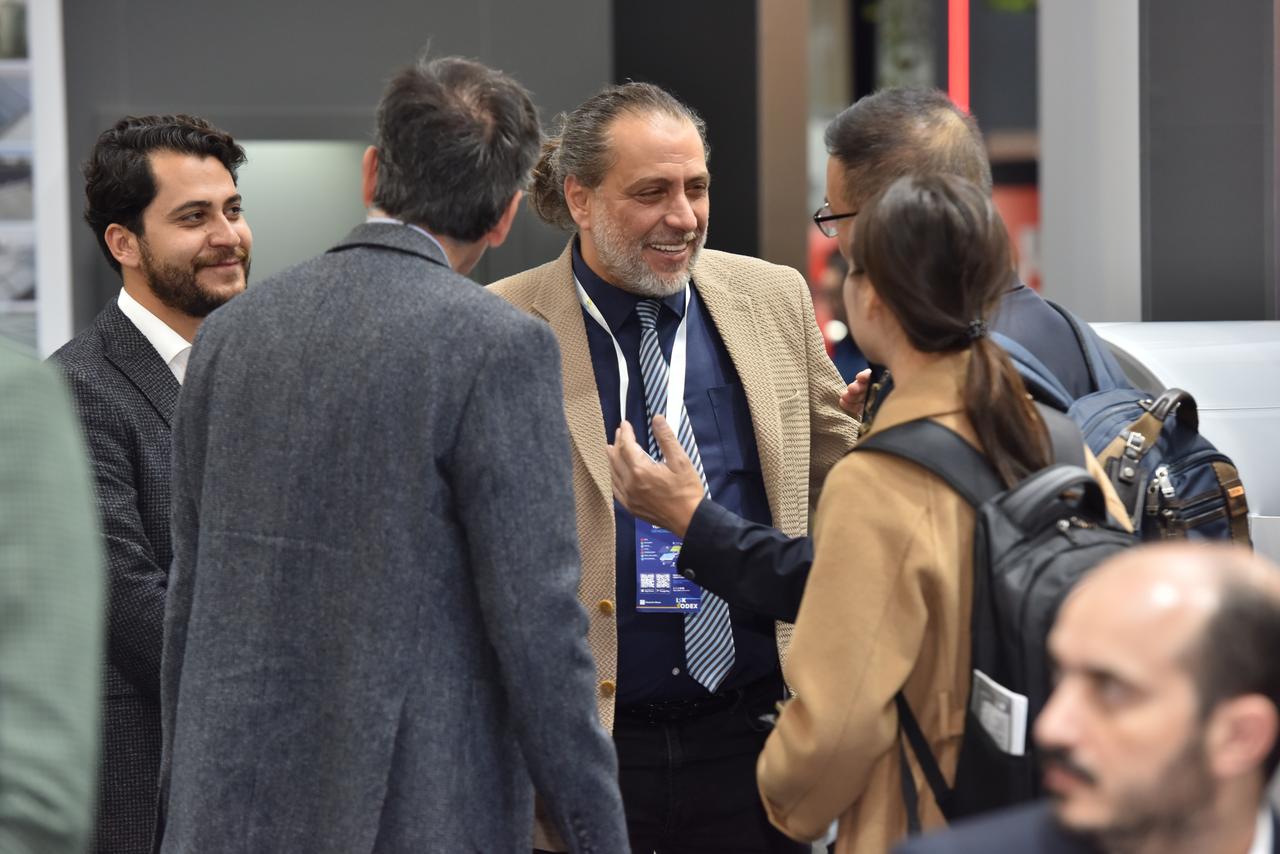 ISK-SODEX 2025 fuarında Varmeks standında yapılan iş görüşmesi ve samimi sohbet.