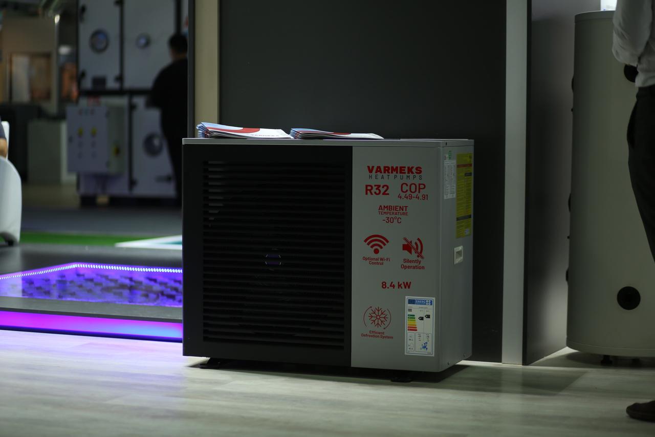 Varmeks R32 inverter ısı pompası modelinin sergilendiği ürün tanıtım alanı.