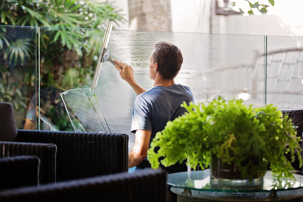 adult-cleaning-flora-713297.jpg