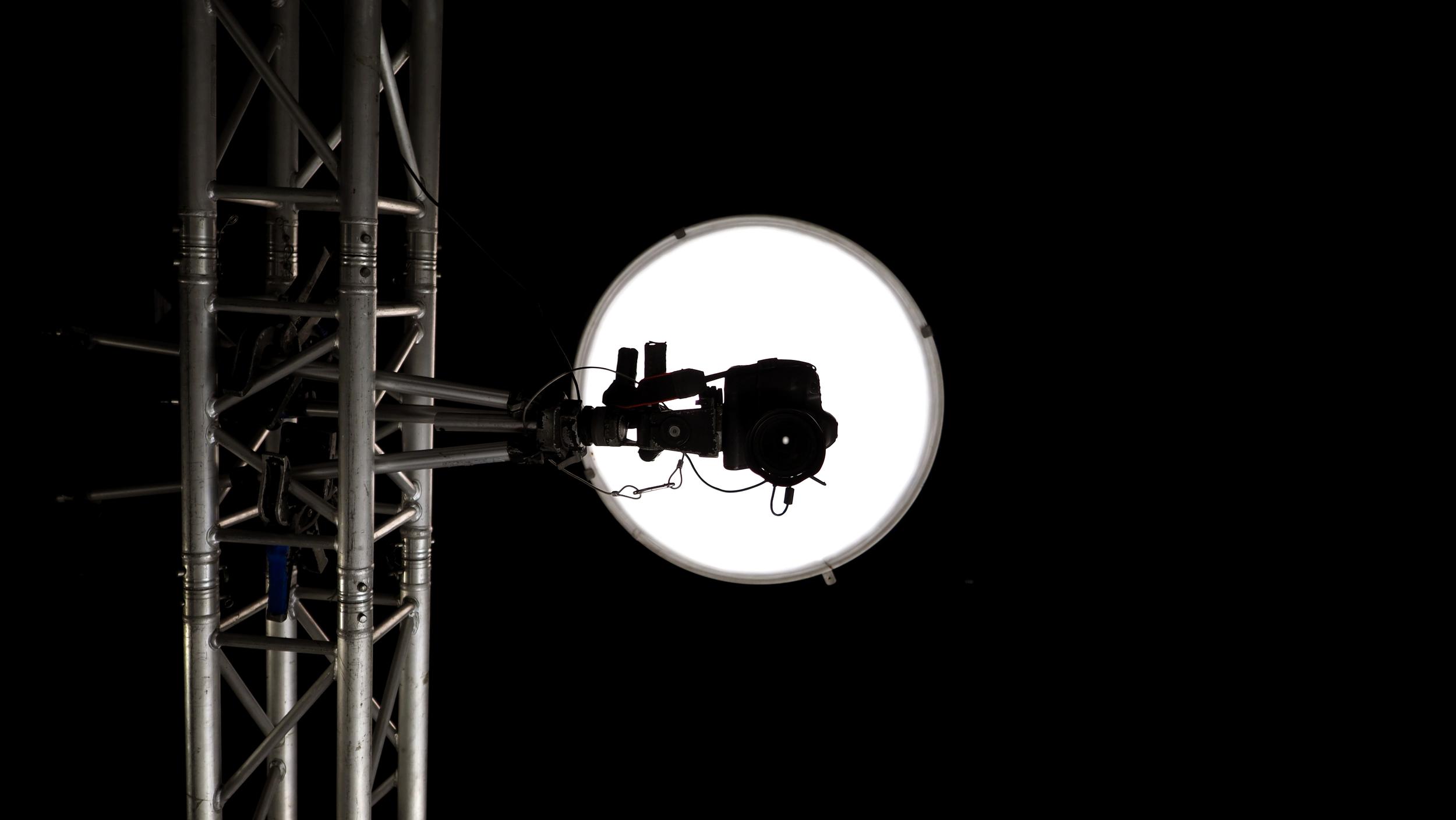 camera-setup-in-dark-studio-with-bright-light-2026-01-09-00-38-02-utc.jpg