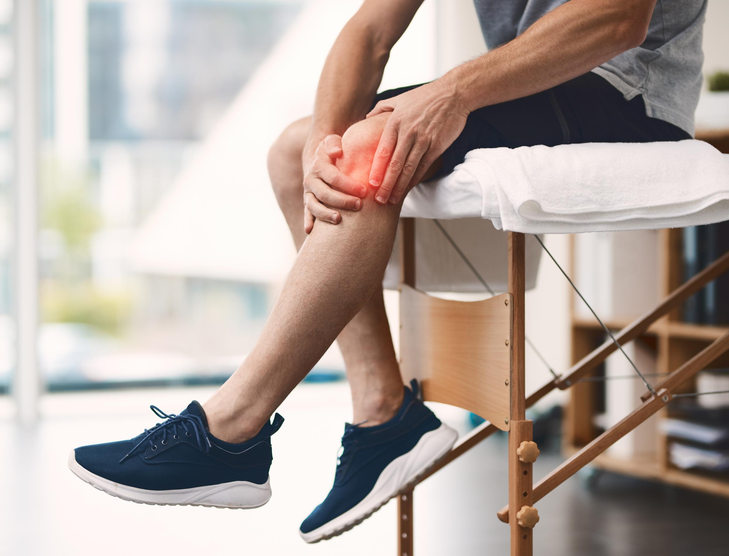 adult-man-experiencing-knee-pain-in-hospital-2026-03-25-05-19-05-utc.jpg