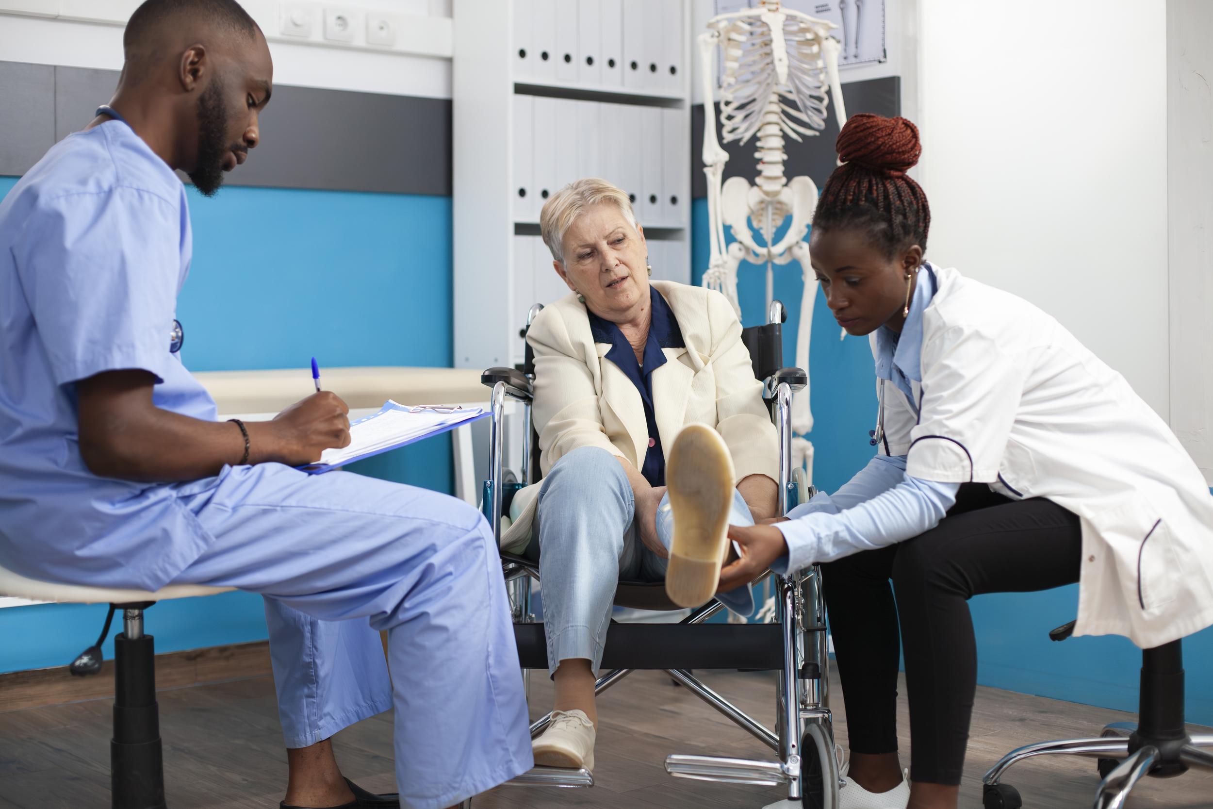 patient-examined-by-healthcare-workers-in-a-hospit-2026-03-19-07-08-17-utc.jpg