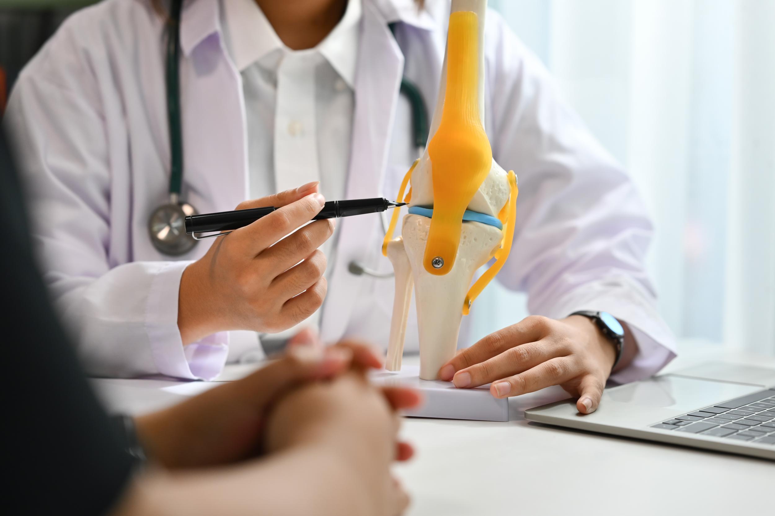 doctor-explaining-knee-joint-model-to-patient-2026-03-17-05-02-05-utc.jpg