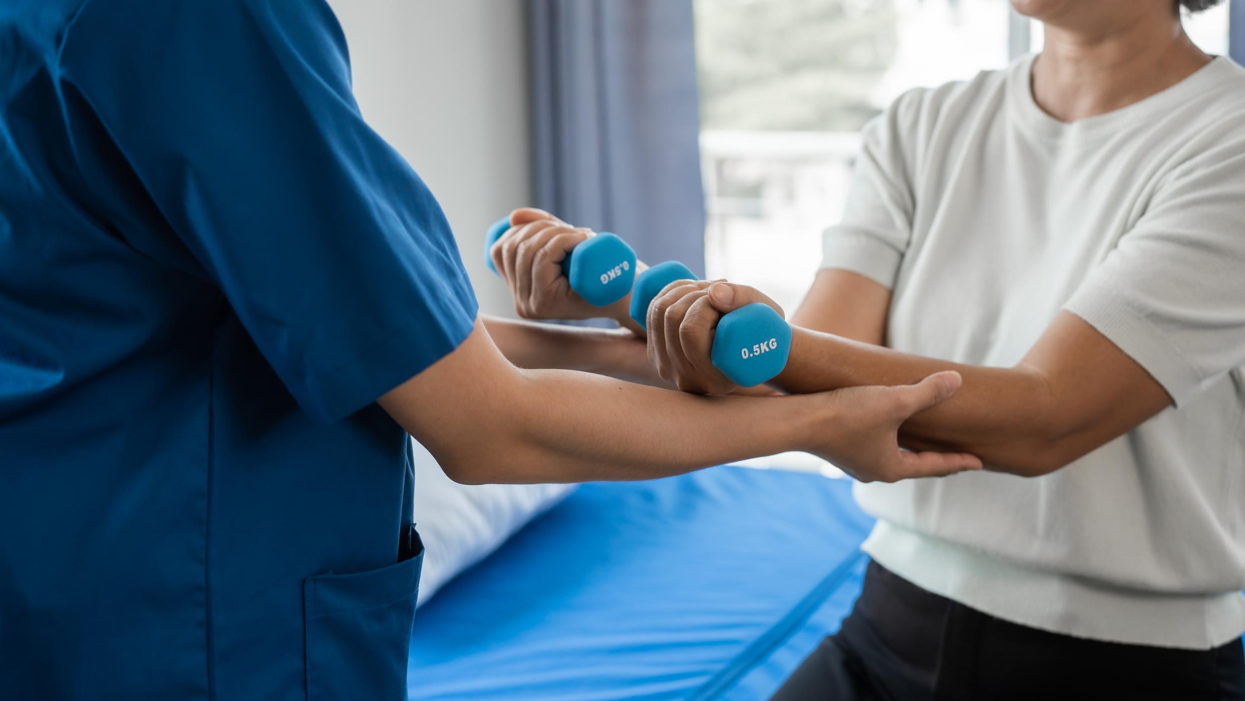 patient-doing-rehab-with-physical-therapist-2026-01-09-00-41-38-utc.jpg